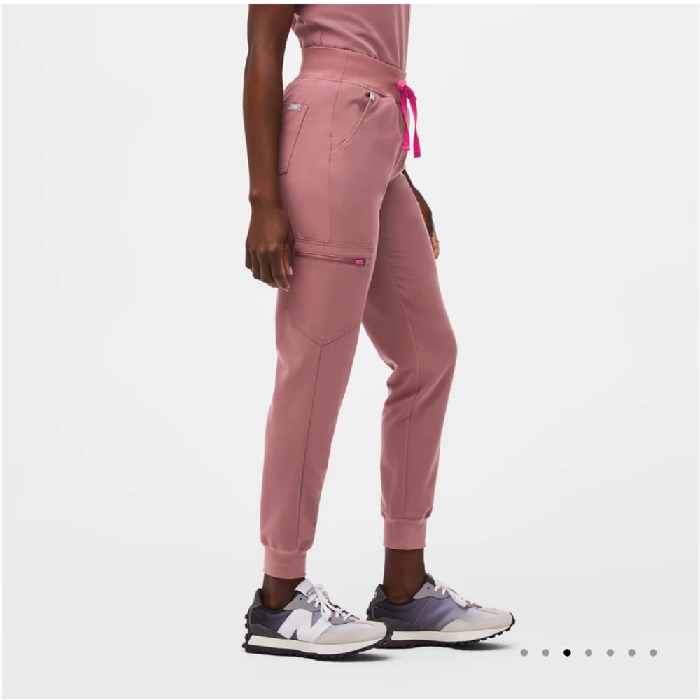 Figs Zamora jogger scrub pants in Mauve